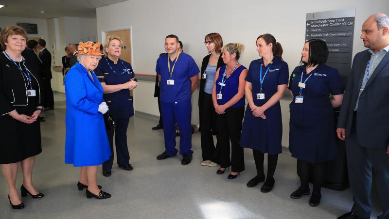 Imagini emoționante! Regina Elisabeta a II-a a vizitat la spital copiii răniți în atacul de la Manchester
