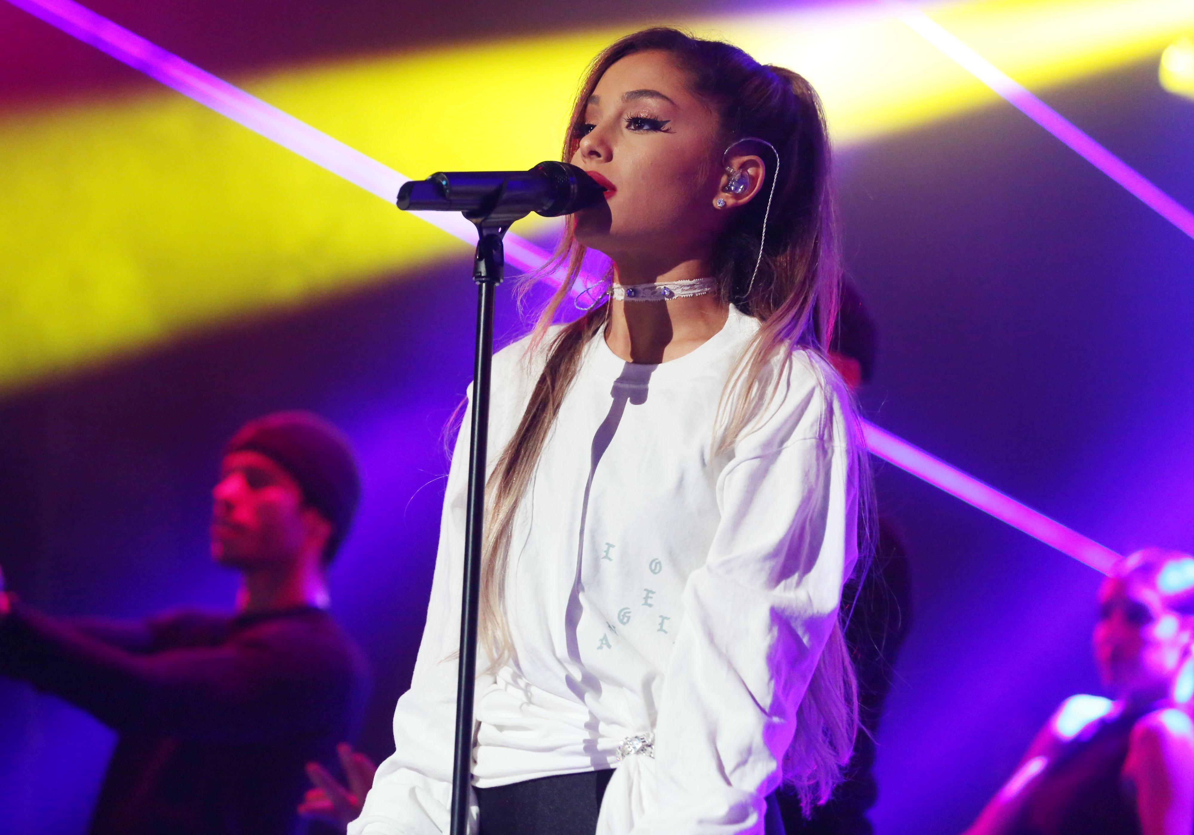 Ariana Grande va susține un alt concert la Manchester: "Nu vreau să continui acest an fără  să-mi văd fanii, să-i iau &icirc;n brațe"