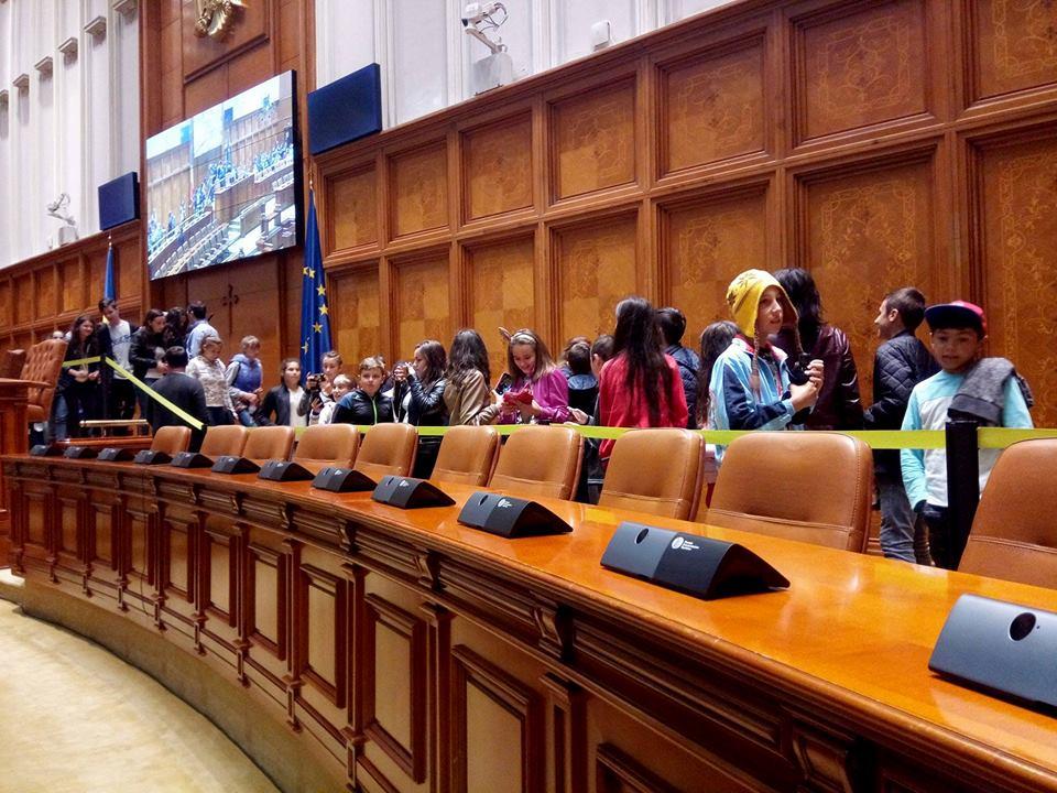Parlamentul s-a umplut azi de chicoteli și veselie! Copiii i-au vizitat pe aleși: "Zici că suntem pe Arena Națională!"