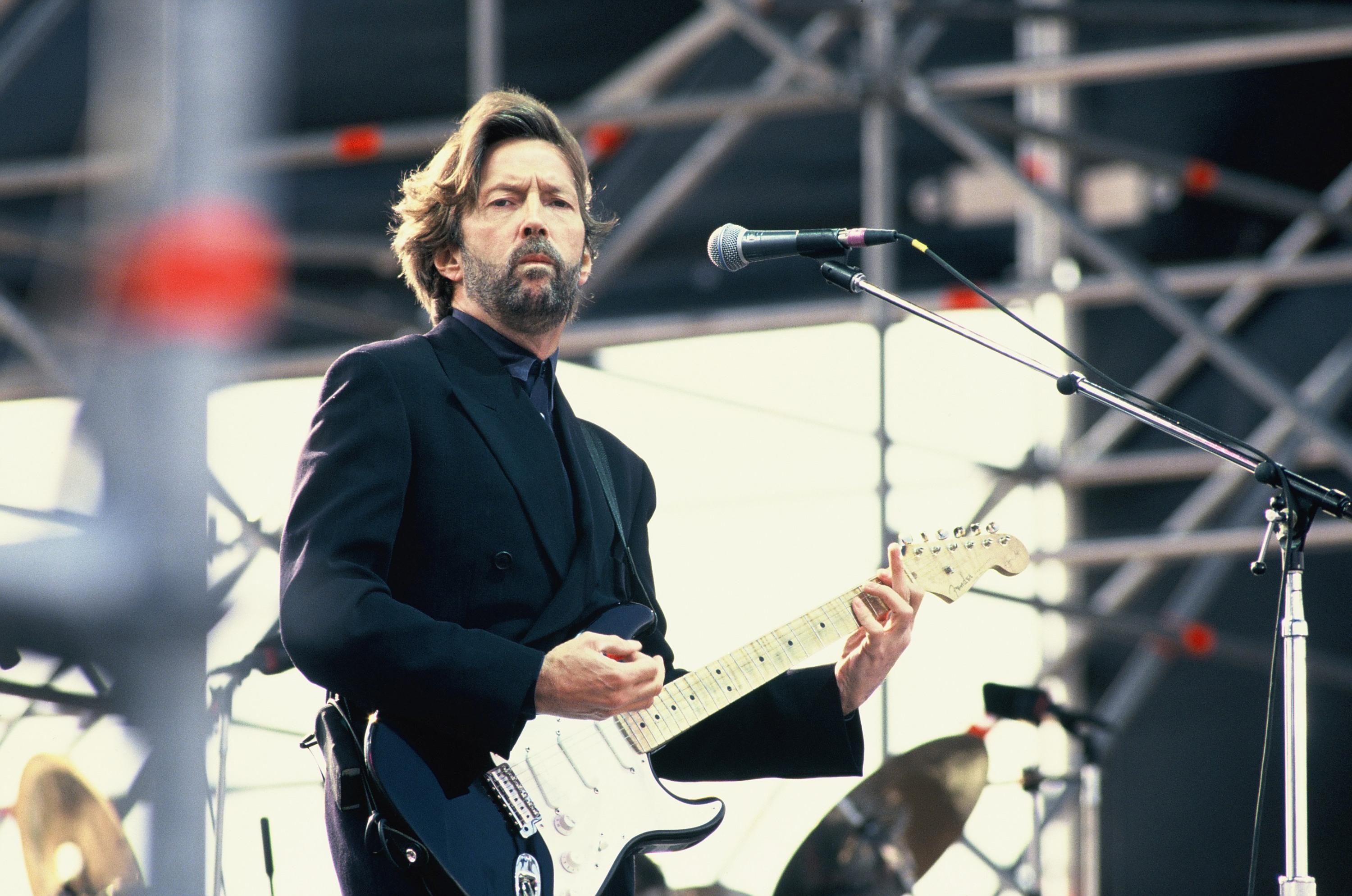 La cei 72 de ani ai săi, Eric Clapton a primit cea mai &icirc;naltă distincţie culturală a Franţei. A fost făcut comandor al Ordinului Artelor şi Literelor
