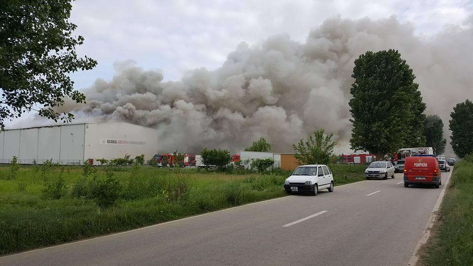 Incendiul care a distrus un depozit cu arhive din Ilfov &icirc;ncă arde mocnit, la 40 de ore de la izbucnire. 15 autospeciale au fost la fața locului