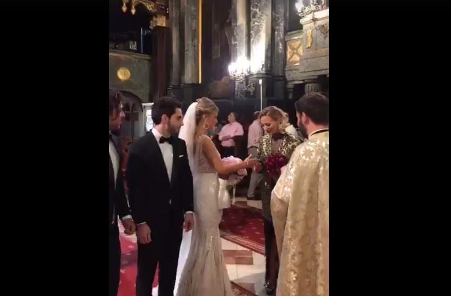 Primele imagini cu sora Deliei, mireasă. Artista i-a stat alături, &icirc;n calitate de nașă. Slujba, extrem de emoționantă (VIDEO)