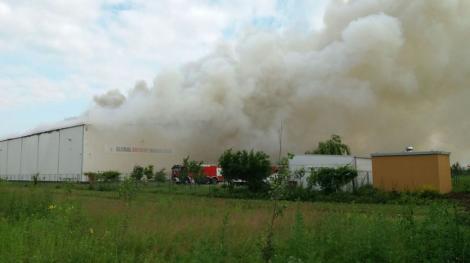 Incendiul de la depozitul cu arhive din Dărăști, nu a fost stins, la peste 60 de ore de la izbucnire. Încă se acţionează cu două autospeciale