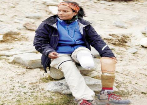 Povestea primei femei fără un picior care a ajuns pe Everest.  Cu doi ani înainte de a ajunge pe cel mai înalt munte al lumii, a fost atacată de hoți și aruncată în fața trenului