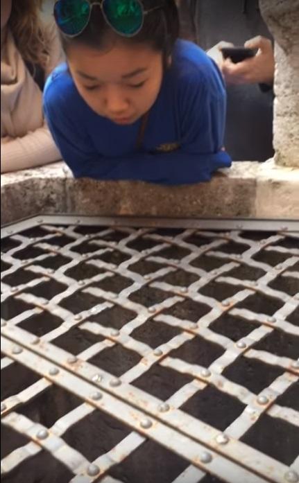 O puștoaică s-a aplecat peste f&acirc;nt&acirc;nă și a &icirc;nceput să c&acirc;nte! Ceea ce e a urmat e magie pură!