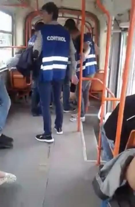 Scandal uriaș într-un tramvai din Capitală! Un tânăr a fost tăvălit pe jos de controlorii RATB