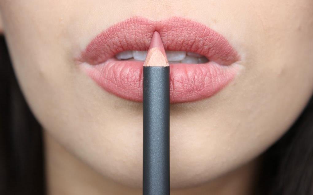 Buzele ei sunt adevărate secvențe din film! O t&acirc;nără talentată face adevărate minuni cu rujul!