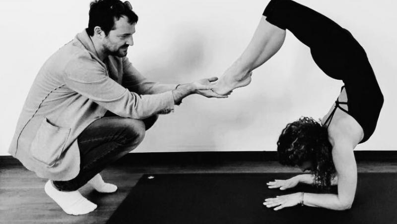 Andrei Aradits a început să facă yoga, la îndemnul soției sale:  „Mi-e teamă să zic că m-aș apuca serios de yoga, prefer să o practic așa, neserios”