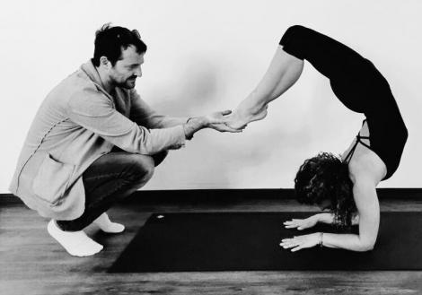 Andrei Aradits a început să facă yoga, la îndemnul soției sale:  „Mi-e teamă să zic că m-aș apuca serios de yoga, prefer să o practic așa, neserios”