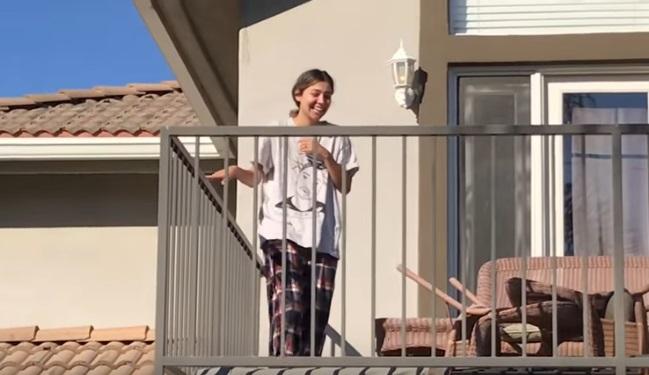 Soția s-a trezit și a ieșit pe balcon să admire priveliștea, dar a avut parte de o surpriză uriașă! Bărbatul i-a pregătit ceva colosal