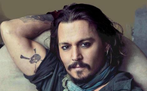 Actorului Johnny Depp i se aduc acuzații foarte grave! Superficial în actorie, zic unii, ca și în viața personală: ar folosi căști pentru a nu-și învăța replicile