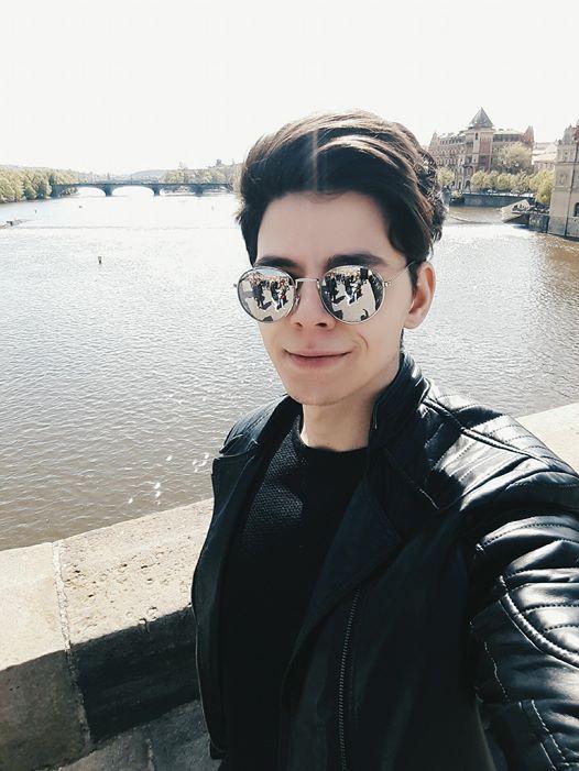 Emilian Nechifor, fost concurent X Factor, și iubita sa, mai îndrăgostiți ca niciodată. Cei doi s-au fotografiat, într-o escapadă romantică la Praga. Se potrivesc perfect!