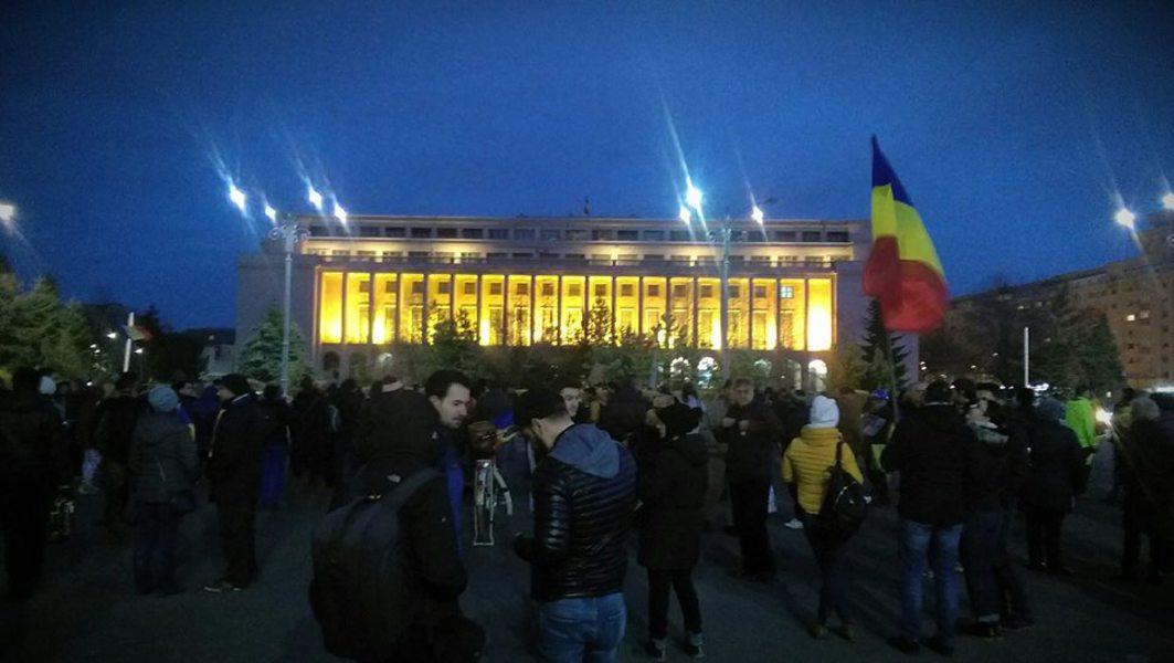UPDATE: Protestatarii au &icirc;nceput să plece. Circulaţia a fost reluată / Legea grațierii a scos, din nou, oamenii &icirc;n Piața Victoriei