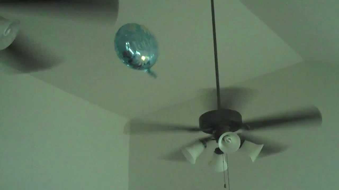 Nici în filme nu vezi așa ceva! Cum a reușit un tătic trăsnit să dea jos balonul cu heliu din tavan?