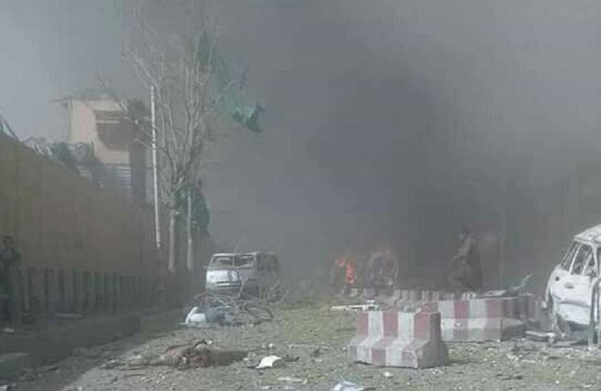 UPDATE: Cel puţin 64 de civili au fost ucişi, iar alţi 320 au fost răniţi / Cel puţin 40 de persoane au fost ucise / Explozie puternică la Kabul, &icirc;n cartierul palatului prezidenţial. Ferestre şi uşi au fost scoase din balamale