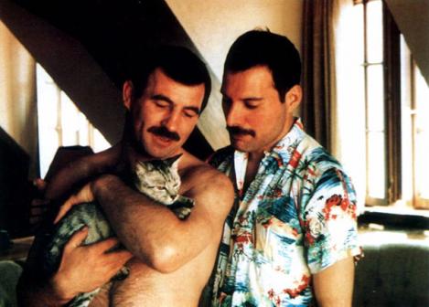 “Te iubesc, Freddie! Nu plec de lângă tine” ! Fotografii rare cu Freddie Mercury şi omul ce i-a stat alături până în ultimele clipe ale vieţii sale