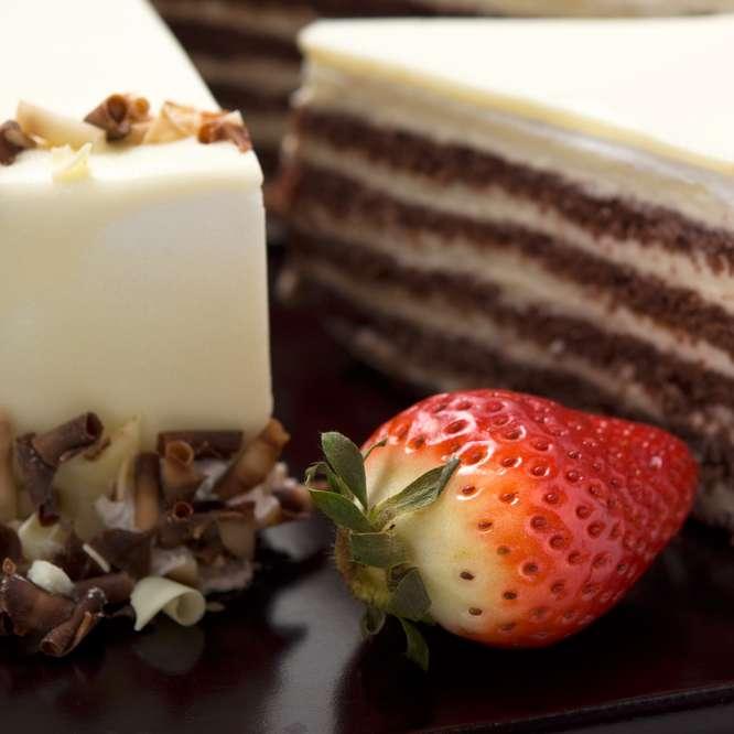 Tort cu ciocolată albă, cel mai dulce desert  de Ziua  Copilului! Răsfață-te, o dată pe an e 1 Iunie!