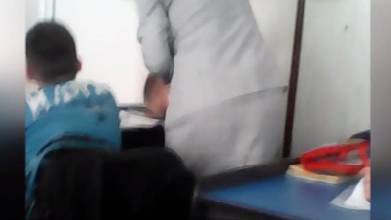 IMAGINI CARE VĂ POT AFECTA EMOȚIONAL! O învățătoare din Iași, filmată în timp ce își bate elevii cu brutalitate și îi dă cu capul de bancă