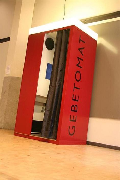 Un automat pentru rugăciuni, instalat pe aeroportul din Stuttgart. Bagi fisa, alegi religia și te rogi: ''L-am pus intenționat la terminalul plecări"