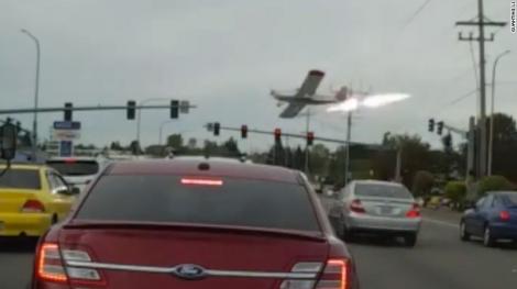 Șoferii s-au blocat atunci când au văzut cum un avion în flăcări cade pe șosea! Imaginile sunt virale!