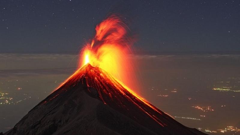 VIDEO: Imagini spectaculoase! Vulcanul de Foc din Guatemala, cel care aruncă în aer cenusă până la 6000 de metri deasupra mării, a erupt din nou