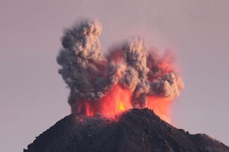 VIDEO: Imagini spectaculoase! Vulcanul de Foc din Guatemala, cel care aruncă în aer cenusă până la 6000 de metri deasupra mării, a erupt din nou