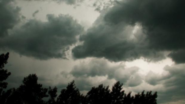 Rom&acirc;nia, sub cod galben și portocaliu de vreme rea! Se face frig și vor fi ploi &icirc;nsoțite de tunete și fulgere