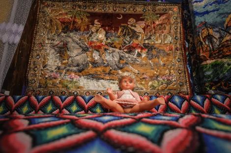 Mai ții minte bibelourile comuniste și carpetele cu Răpirea din serai? Nostalgii pentru cei născuți înainte de 90: S-a deschis Muzeul Kitsch-ului