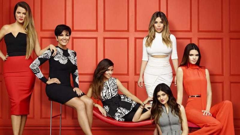 Tinerele din întreaga lume ar da orice ca să fie ca ele! Care este secretul succesului surorilor Kardashian?