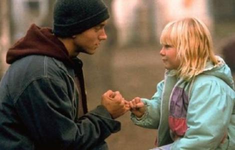 „Sora” mai mică a lui Eminem din filmul „8 mile” a devenit o tânără teribil de sexy! Cum arată micuța de-atunci la 21 de ani
