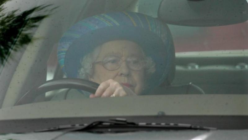 Regina Marii Britanii n-are permis, dar și-a scos Jaguarul la plimbare! La 91 de ani, Elisabeta a II-a a fost fotografiată la volan