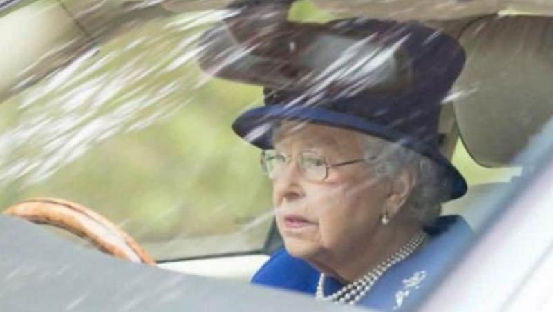 Regina Marii Britanii n-are permis, dar și-a scos Jaguarul la plimbare! La 91 de ani, Elisabeta a II-a a fost fotografiată la volan