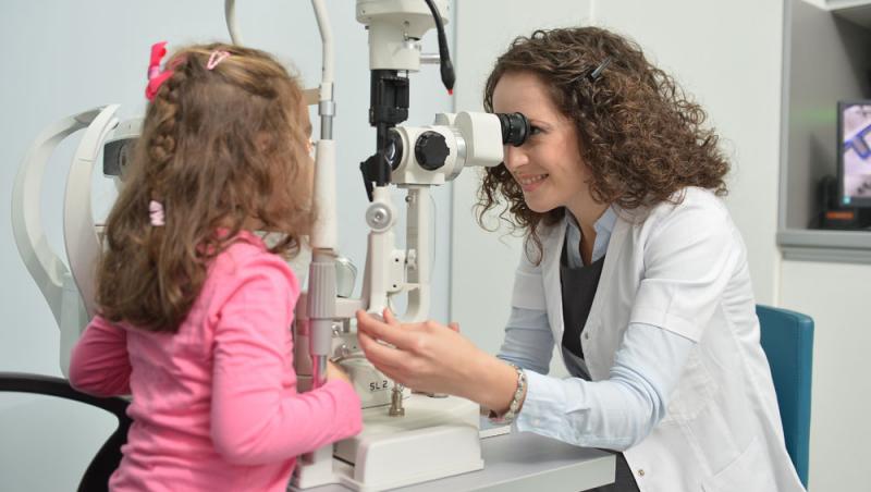 Atenție, părinți. Care sunt semnele clare care vă trebuie să vă trimită la primul consult oftalmologic cu cei mici!