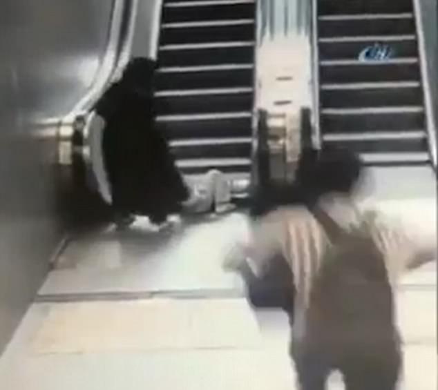 Momentul terifiant &icirc;n care picioarele unui băiețel de nouă ani sunt aproape "&icirc;nghițite" de scările rulante. Mama &icirc;ncearcă disperată să &icirc;l salveze