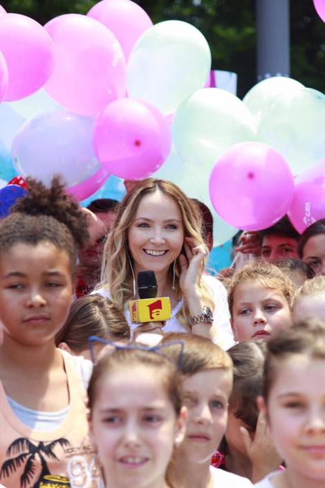 La Antena 1, am dat startul celor #100 de zile de vară! 100 de baloane au fost azi împărţite în Orăşelul Copiilor de Octavia Geamănu, vedeta „Observatorului”!