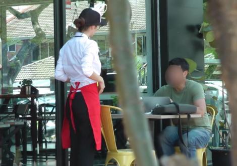 Clientul unei cafenele a refuzat invitația unei tinere pe motiv că e îmbrăcată prost, dar fata i-a dat o lecție greu de imaginat!