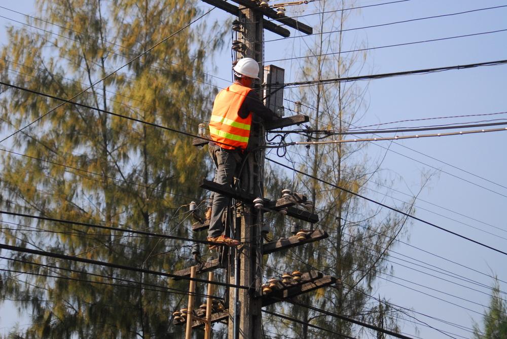 Penele de curent sunt la ordinea zilei &icirc;n unele localități. Ce soluții există