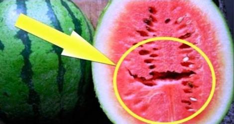 Pericolul ascuns din pepenele verde. Dacă vezi această gaură în mijlocul fructului, ARUNCĂ-L imediat!