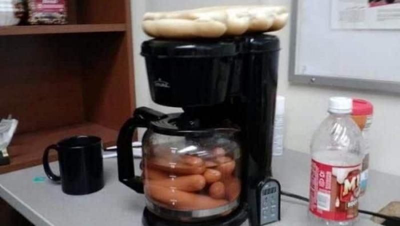 Un student a găsit cea mai tare metodă de-a transforma cafetiera în mașinărie de făcut hot dog! Privești și te minunezi!