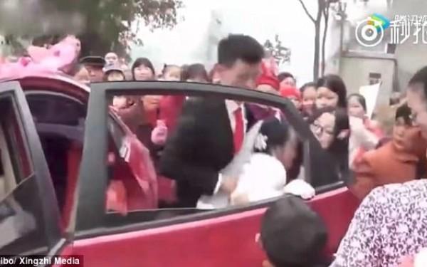 Video şocant! Cea mai frumoasă zi s-a transformat &icirc;ntr-un coşmar! Un mire &icirc;şi t&acirc;răşte mireasa afară din maşină. Motivul?