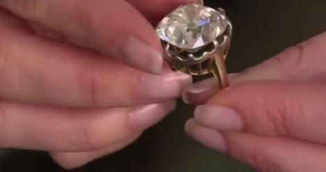 O femeie și-a luat un inel de la un târg de vechituri! Peste 30 de ani a avut parte de o surpriză uriașă!