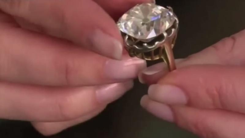 O femeie și-a luat un inel de la un târg de vechituri! Peste 30 de ani a avut parte de o surpriză uriașă!
