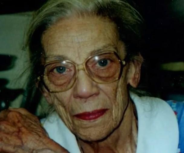 Mătușa a murit și i-a zis nepotului că i-a lăsat ceva sub mașina de cusut, dar descoperirea a fost uriașă!