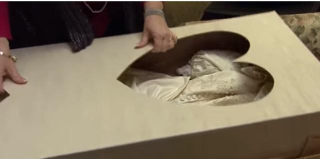 Video! După 30 de ani de la nuntă a vrut să se uite la rochia de mireasă! C&acirc;nd a deschis cutia a avut parte de o surpriză neplăcută. Ce se afla, de fapt, &icirc;n interior