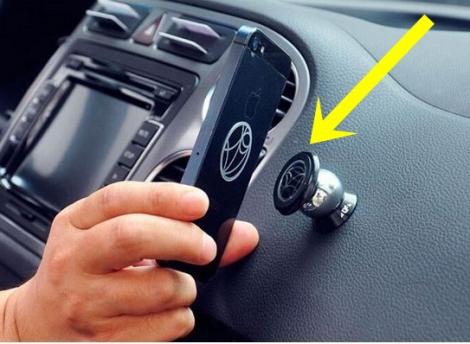 Obişnuieşti să îţi ţii telefonul în maşină în suport special? Mare greşeală! Specialiştii îţi recomandă să îl arunci