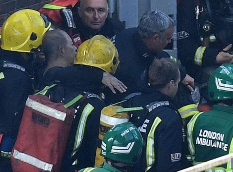Video şocant! Incendiu LONDRA: Cea mai grea decizie a unei mame - să îşi lase copilul să moară în flăcări sau să îl arunce de la etajul 10 sperând că o să supravieţuiască. Miracolul s-a produs: micuţul a fost prins de un trecător!