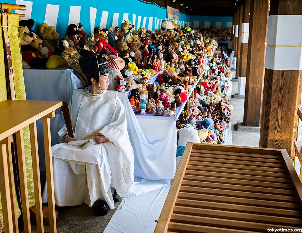 Ceremonie funerară, dedicată păpușilor. Foștii proprietari rostesc rugăciuni, &icirc;n prezența unui călugăr: "Oficiez această ceremonie pentru a face spiritul să plece"