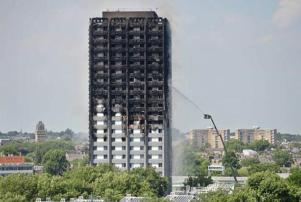TRAGEDIE LONDRA! Ultimul bilanţ este crunt: Cel puţin 65 de morţi şi dispăruţi &icirc;n incendiul de la Grenfell Tower