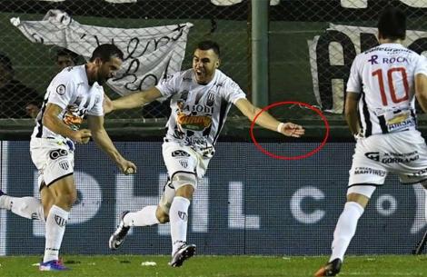 Nebunie curată în Argentina! Un fundaş a intrat pe teren cu un ac şi i-a înţepat tot meciul pe adversari! Nu, nu e o glumă!!!