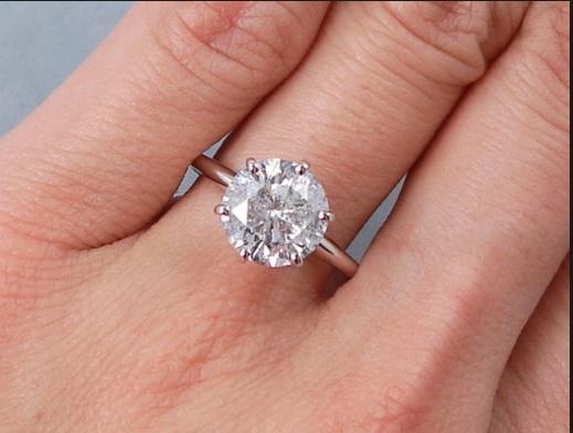 Nici judecătorului nu i-a venit să creadă! Un bărbat şi-a dat &icirc;n judecată fosta iubită pentru a primi &icirc;napoi inelul de logodnă. Ce decizie a luat omul legii?